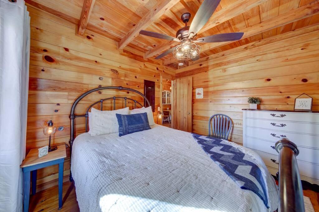 Log With Mountain View And Privacy * Blue Ridge